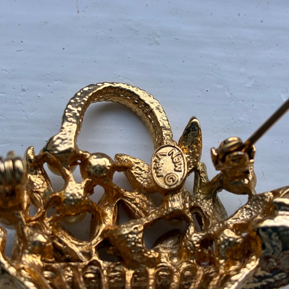 Vintage Gold Floral Basket Brooch with Pearls. - Picture 3 of 3
